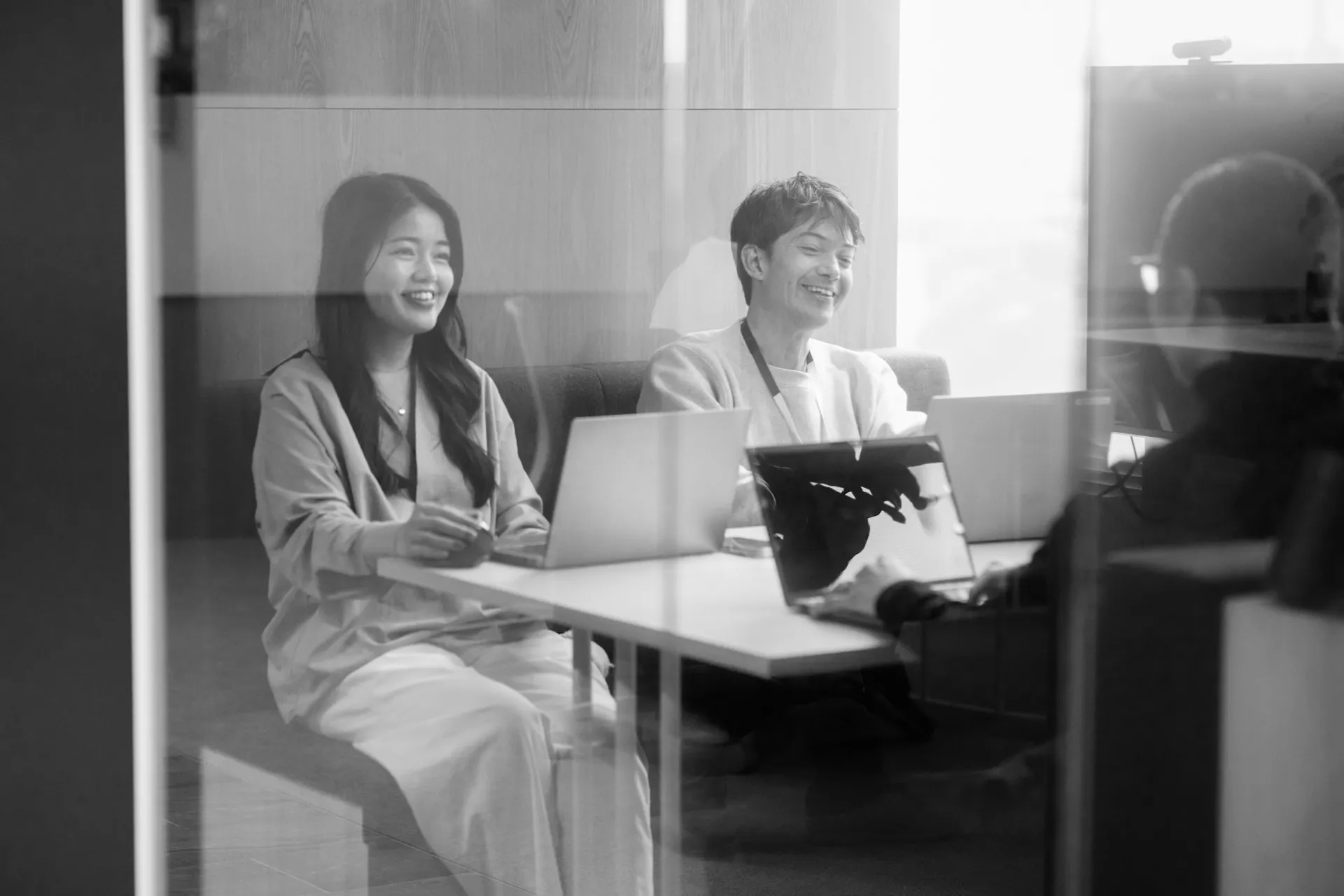 打ち合わせをする社員たちの様子