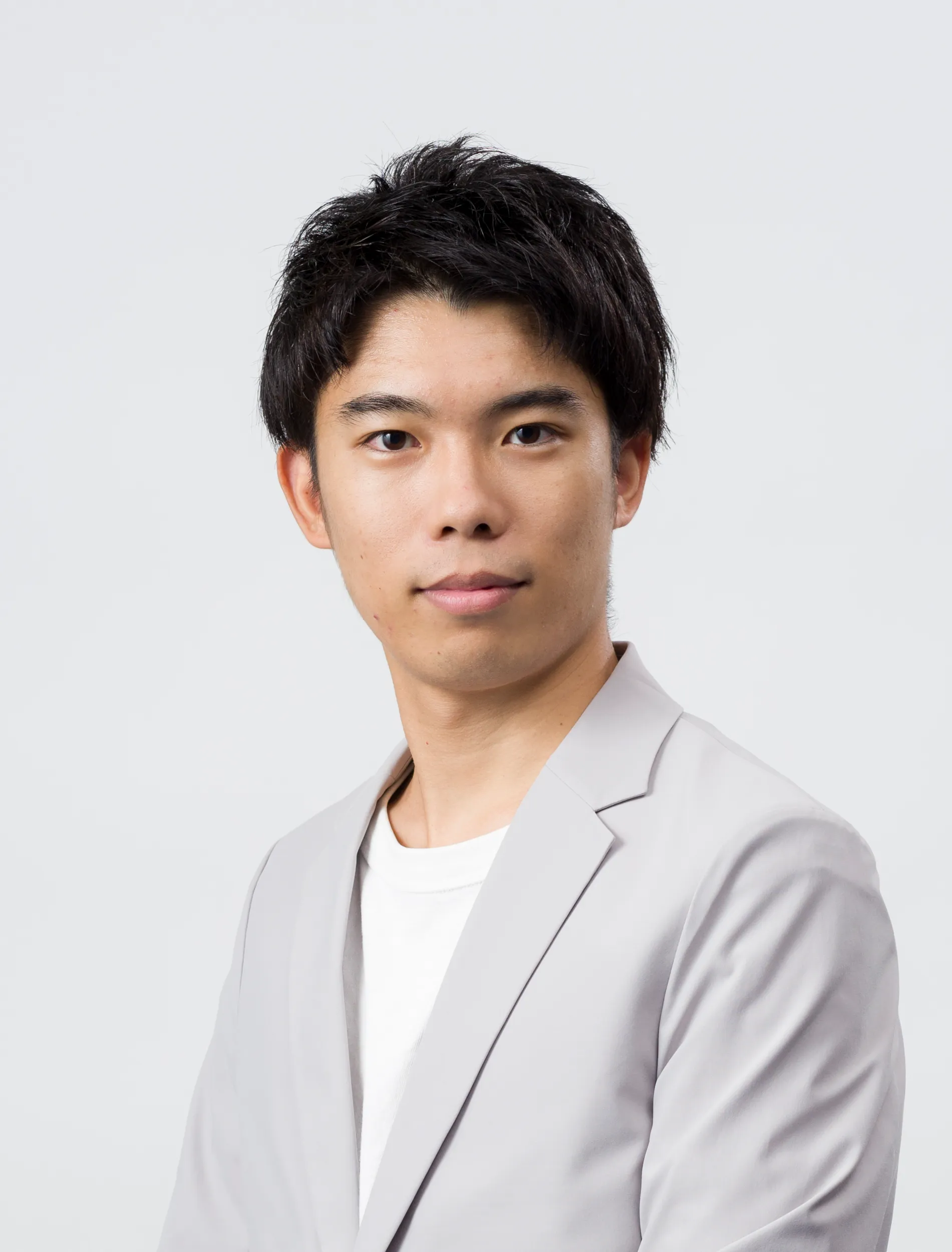 グレーのジャケット姿の男性。