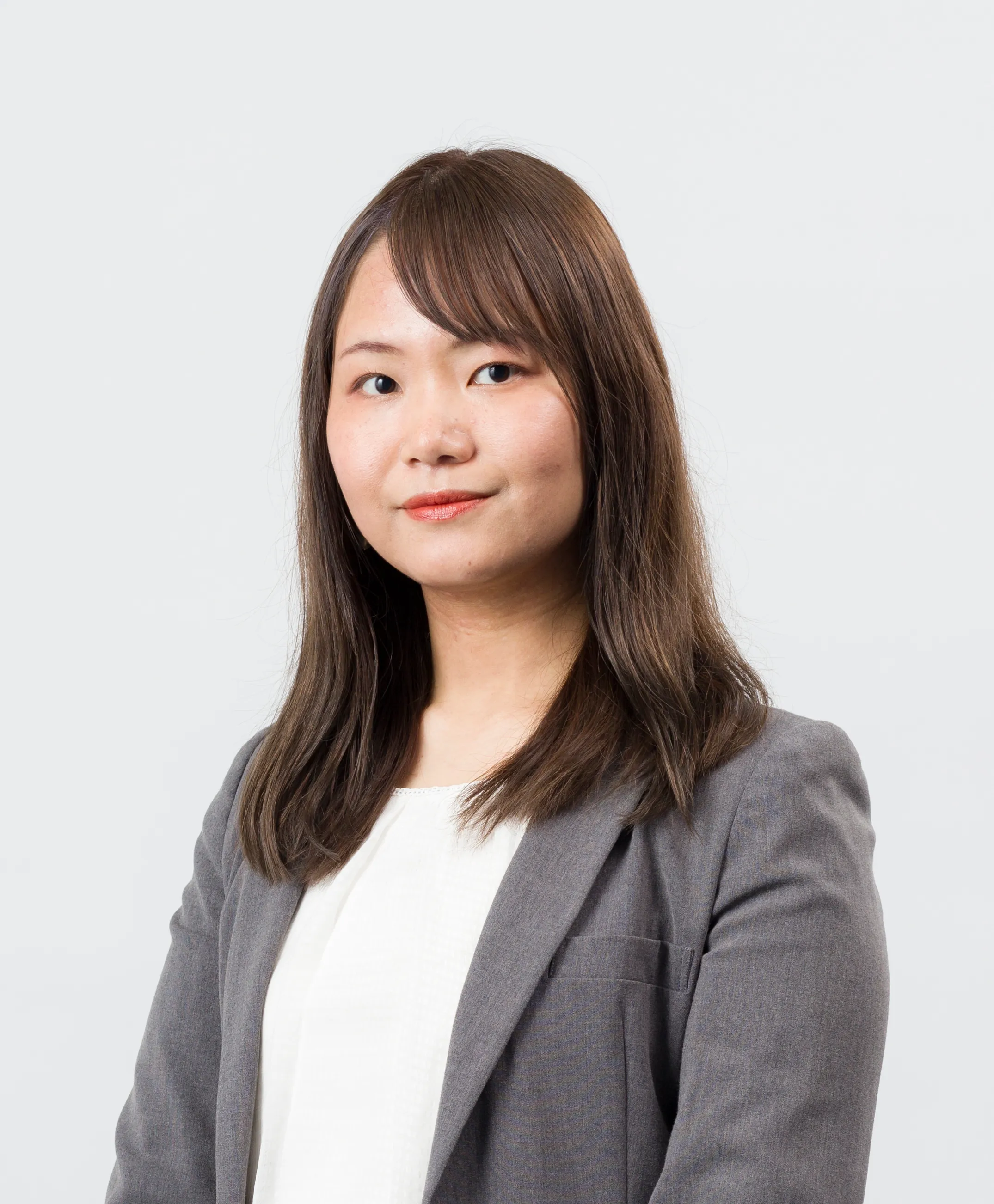 グレーのジャケット姿の女性。