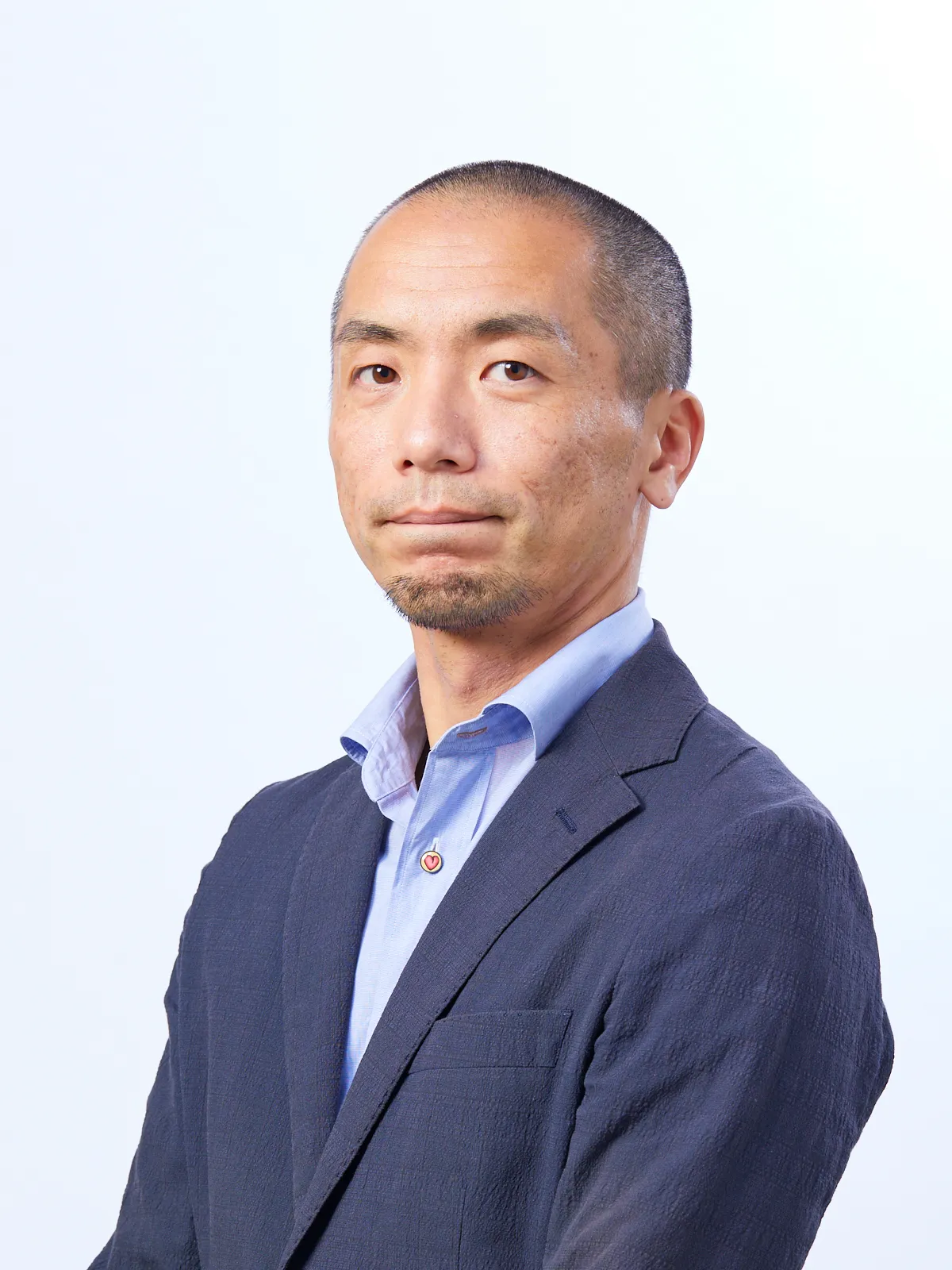 紺のジャケット姿の男性。