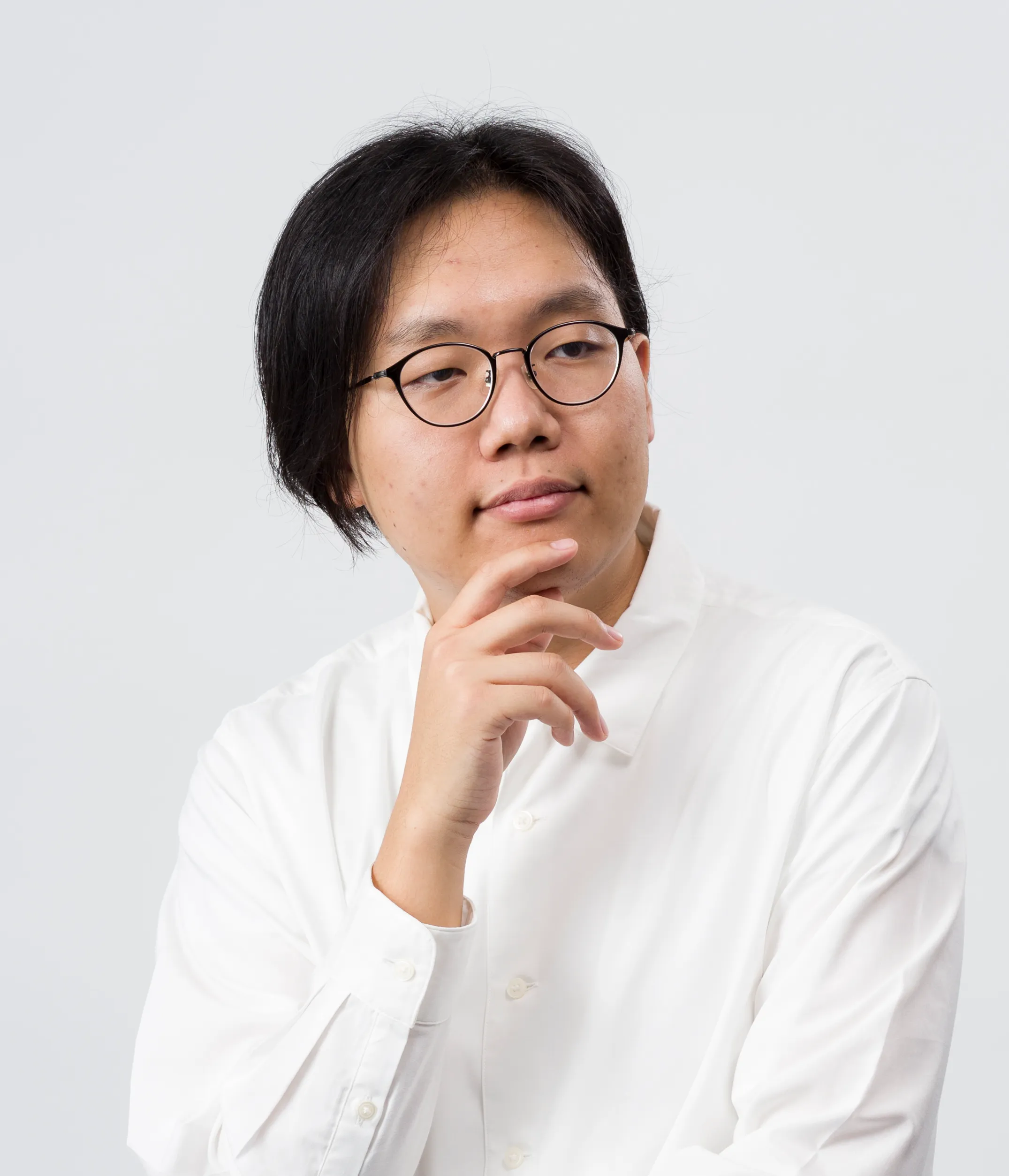 白いシャツと眼鏡の男性。