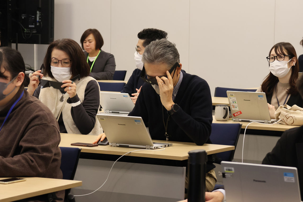 写真：ロービジョン体験キットを使用する参加者" キャプション