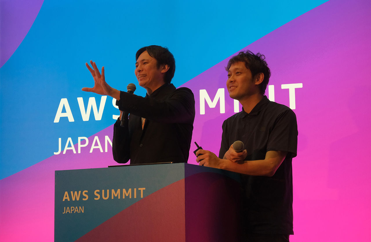 拡大画像：登壇の様子です