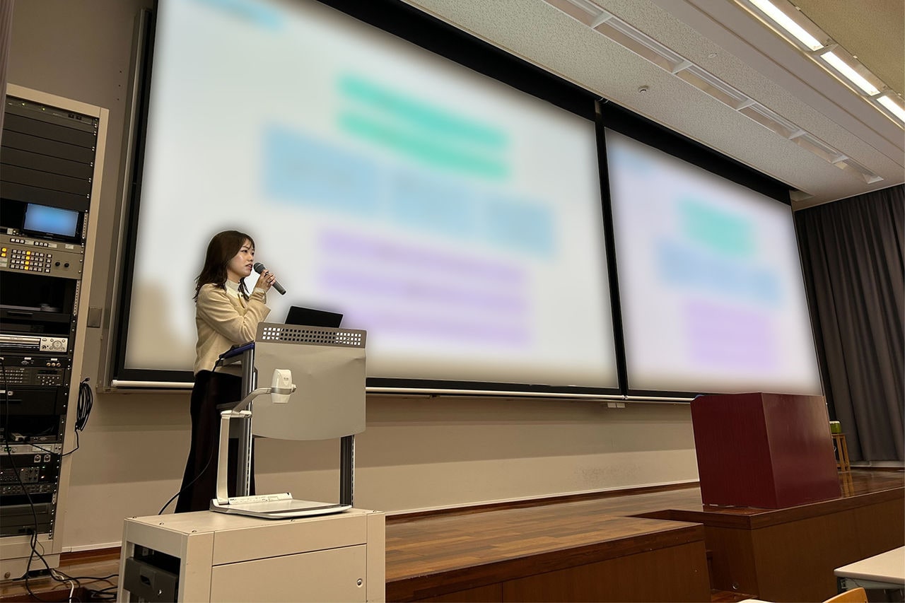 拡大画像：小森の登壇の様子です