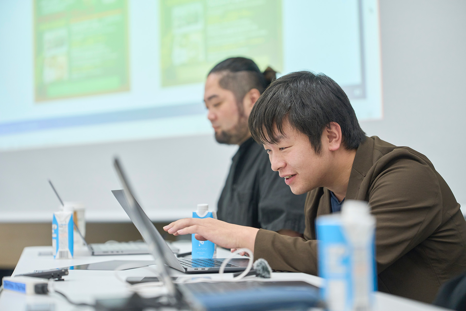 写真：PCで色の見え方の違いを確認する常岡氏と伊賀氏