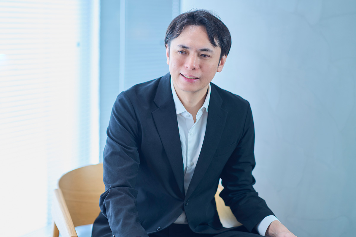 写真：表現形態が変わっても本質は地続きと語る山本 覚