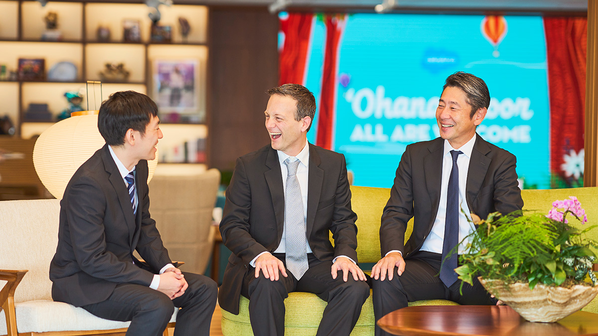 写真：3社協業でAIエージェント活用を推進する方向性を語る岡田（左）・ミシェル・メイヤー氏（中央）・浦野 敦資氏（右）