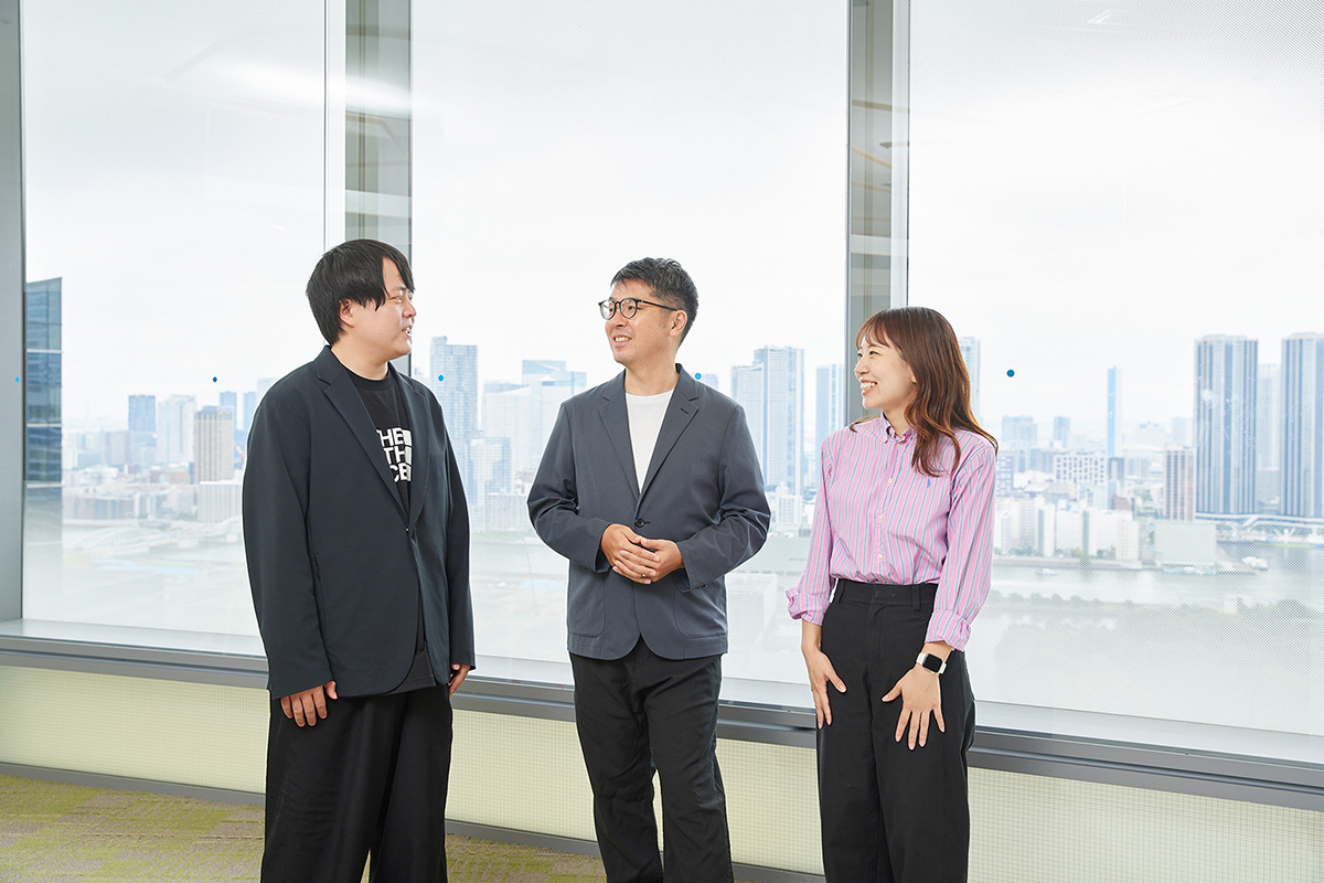 登壇者の集合写真。左から秋元 良太、佐々木 一氏、越智 菜々子
