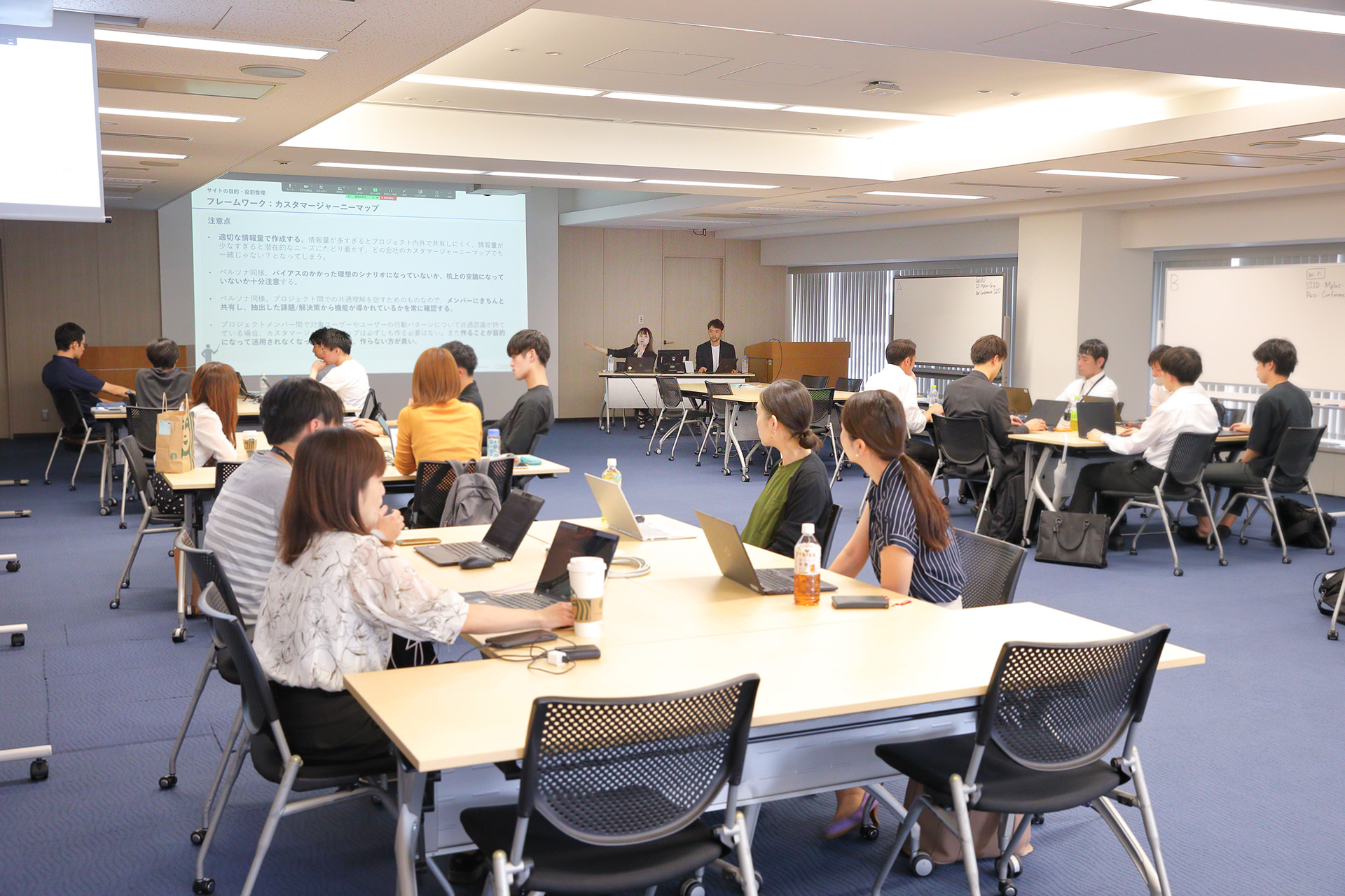 ブートキャンプの様子。自社のWebサイトの現状把握・課題抽出を行い、ワークショップで実際にペルソナやカスタマージャーニーマップを作成した 