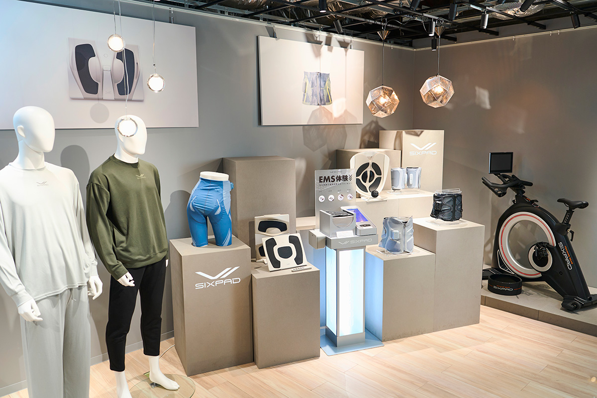 写真：SIXPADのEMS機器やトレーニングウェアが展示されている