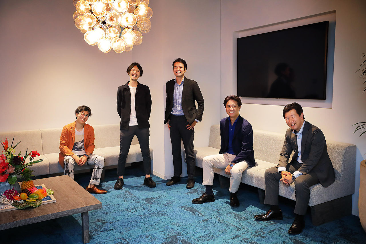 （左から）星野大吾（電通デジタル）、種村博善（電通デジタル）、宮本繁人氏（ブリストル・マイヤーズ スクイブ）、寺田智之氏（ブリストル・マイヤーズ スクイブ）、坂本直彦氏（ブリストル・マイヤーズ スクイブ）