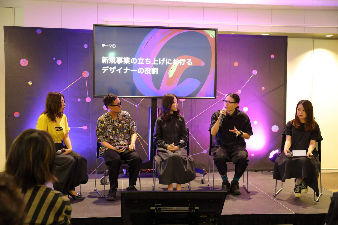 パネルディスカッションで新規事業の立ち上げにおけるデザイナーの役割を説明する電通デジタル佐々木星児 