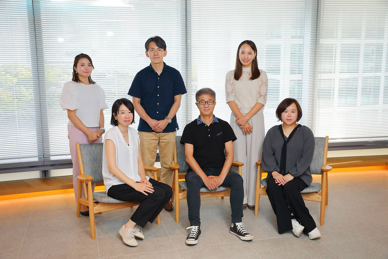 集合写真：植木氏とプロジェクトメンバー5名