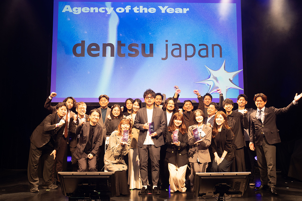 写真：電通グループ受賞の様子