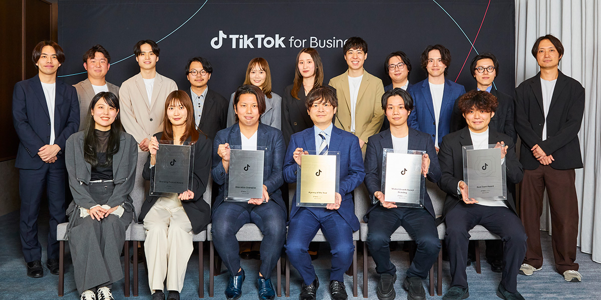 写真：賞状を持つ受賞者たちの集合写真