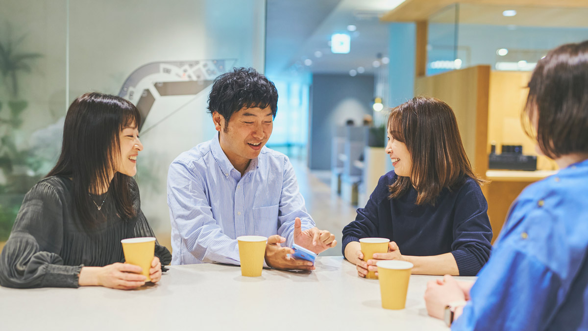 写真：グループメンバーと雑談をしている生澤さん