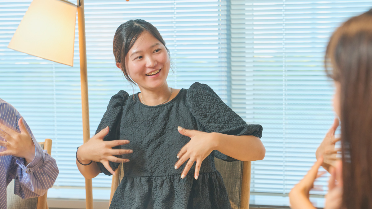 写真：グループメンバーと会話をしている竹村さん