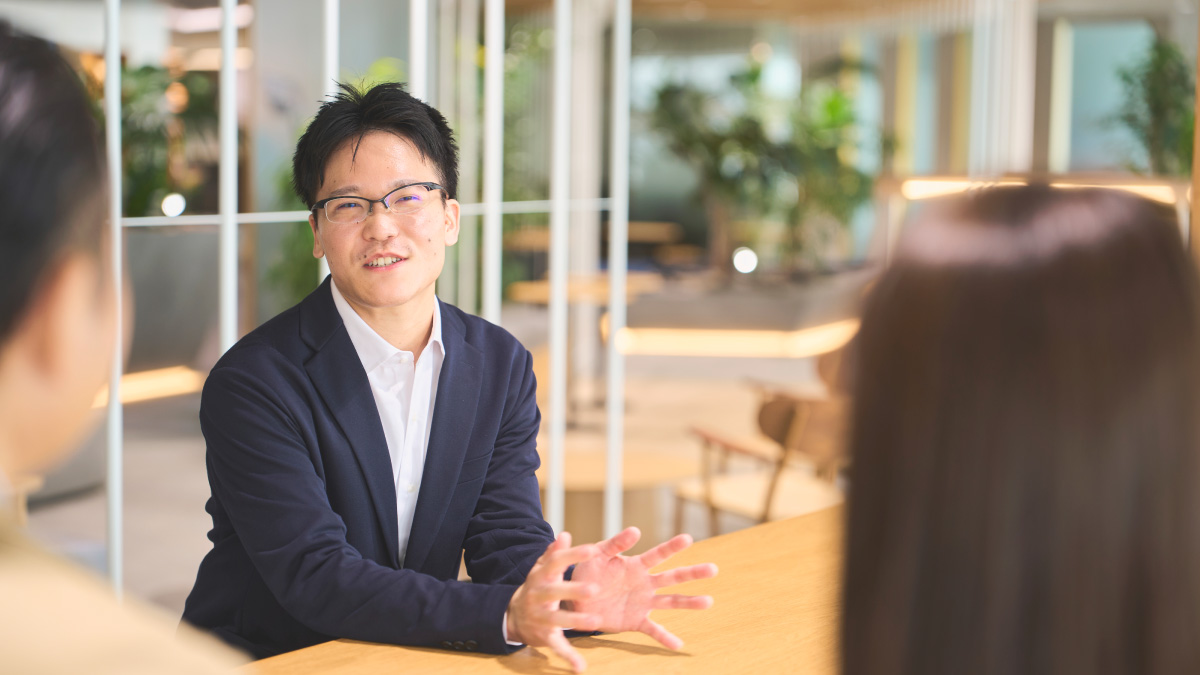 写真：グループメンバーと会話をしている橋本さん