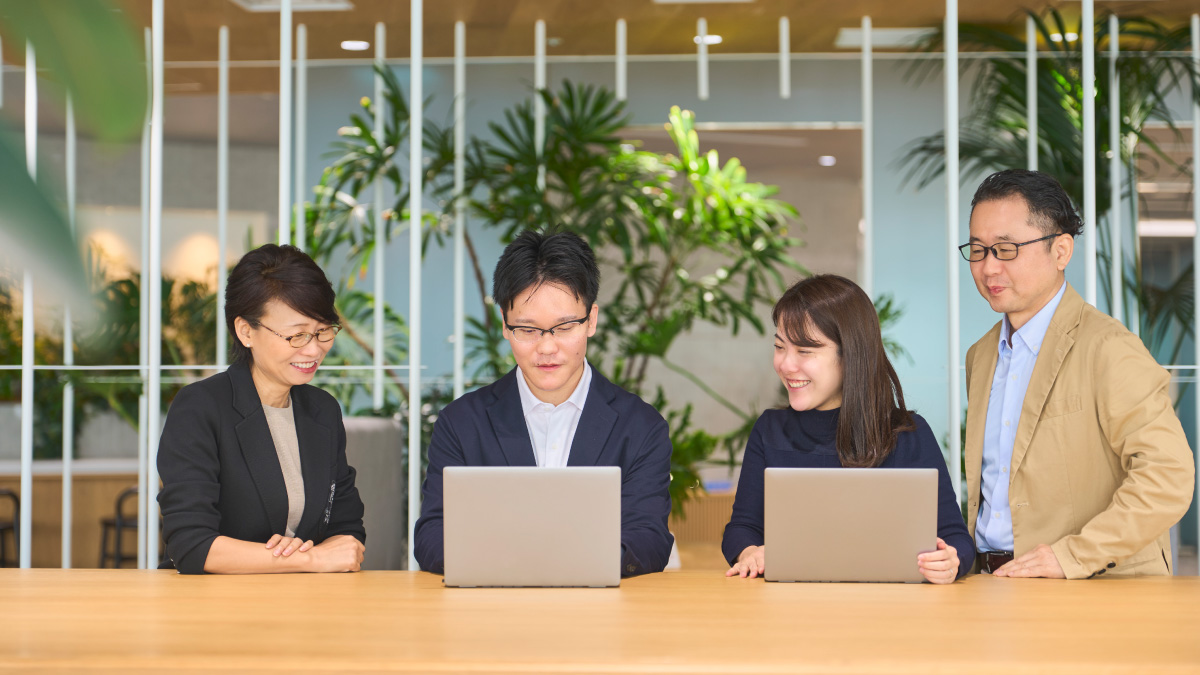 写真：グループメンバーと会話をしている橋本さん
