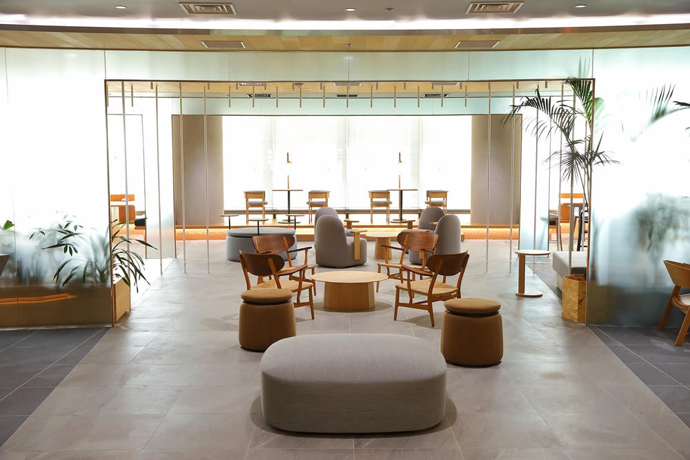 言葉の天秤の展示の様子。白を基調とした壁に設けられた3段の棚に、さまざまな言葉が書かれた白いブロックが収められている。書かれている言葉は、「Mr.」「she」「●●さん」「Ladies and Gentlemen」「（ひらがなで）きょうだい」「hen」「夫」「恋人」「Mx.」など