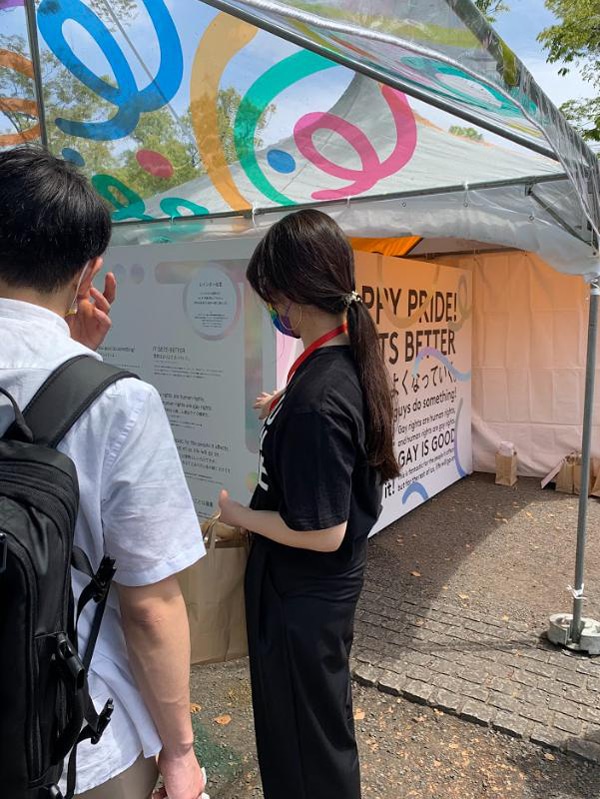 ブースを訪れた方に展示の内容を説明するボランティアの写真