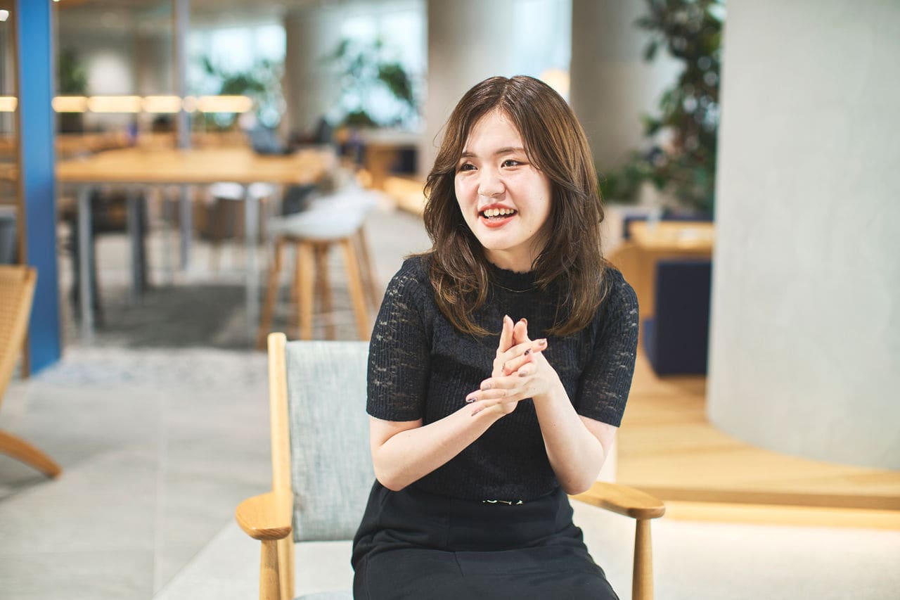 成宮楓（営業戦略部 営業企画グループ）   2022年新卒入社。教育系クライアントの運用コンサルや、製薬会社のブランディング案件などに関わる。2023年にGoogleを活用した優秀案件を表彰するアワードでMVPを受賞。2024年からアカウントプランナーとして、幅広い業種のクライアントを担当している