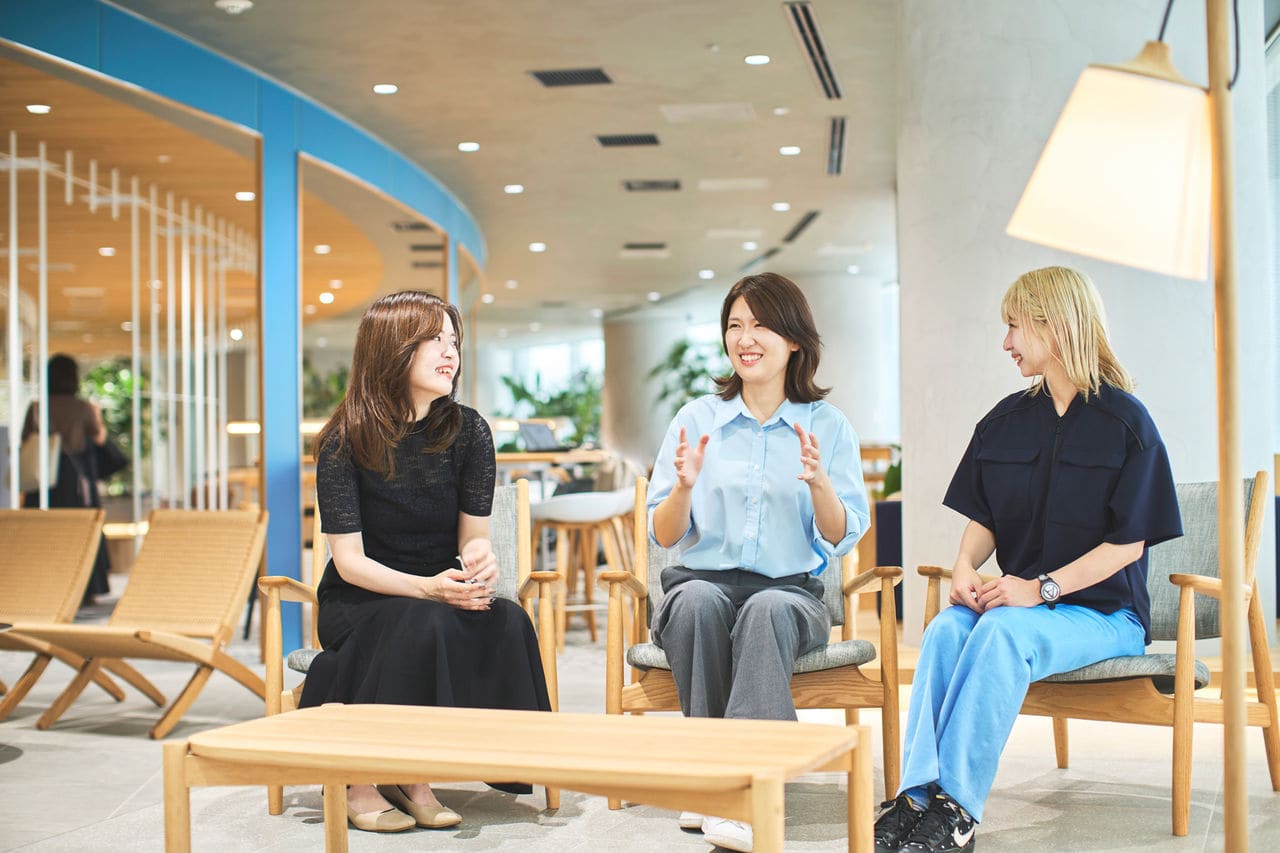 成宮楓（左）、魚禎恩（中央）、西本明日香（右）