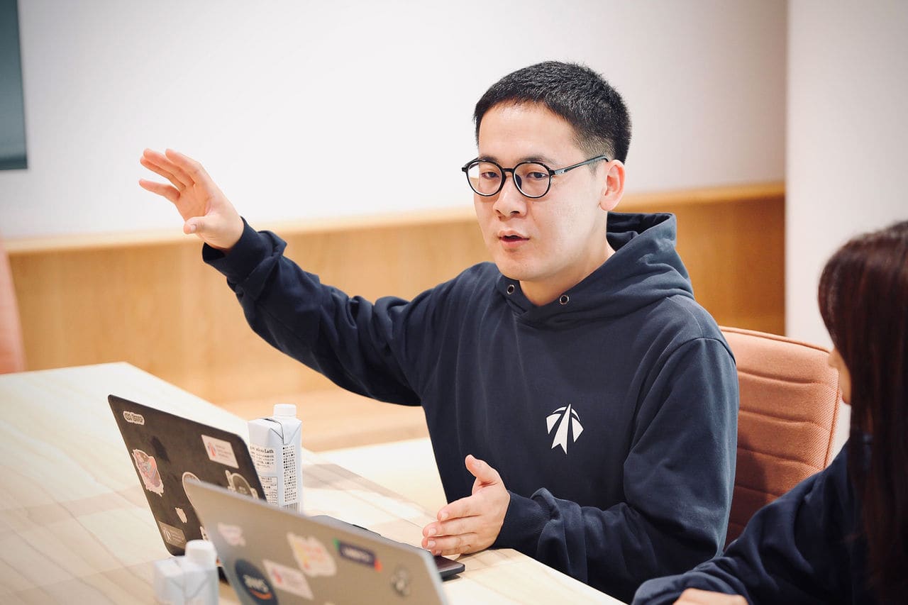 フレル（電通データアーティストモンゴル AI事業本部 AIイノベーション領域 プルーフオブコンセプトグループ グループマネジャー）   2021年に新卒で電通データアーティストモンゴルに入社。AIエンジニアとしてキャリアを積み、現在はAIイノベーション領域のPoCを担うグループをマネジメントしている。 