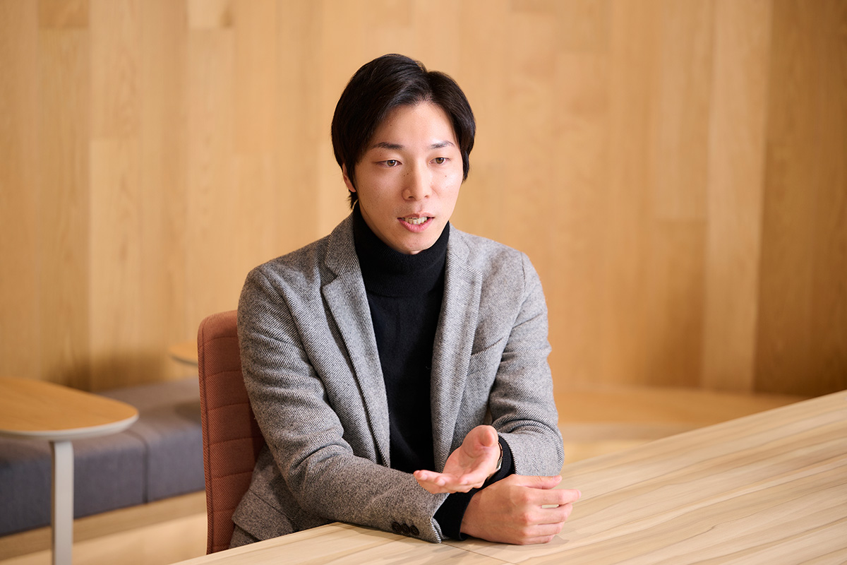 写真：企業のバックアップを説明する岡田