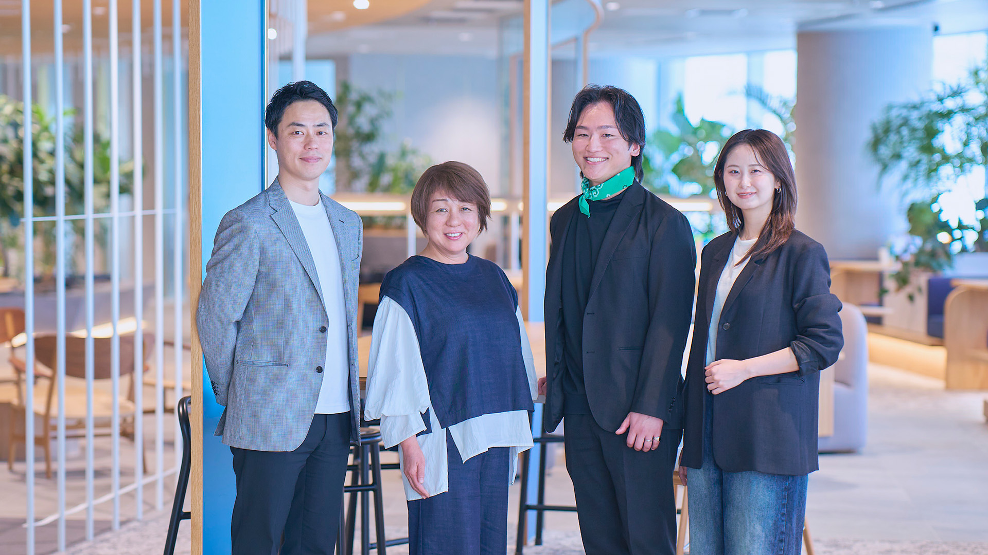 写真：電通デジタルのオフィスで並ぶ、伊藤（左）、竹内（中央左）、土橋（中央右）、吉海（右）