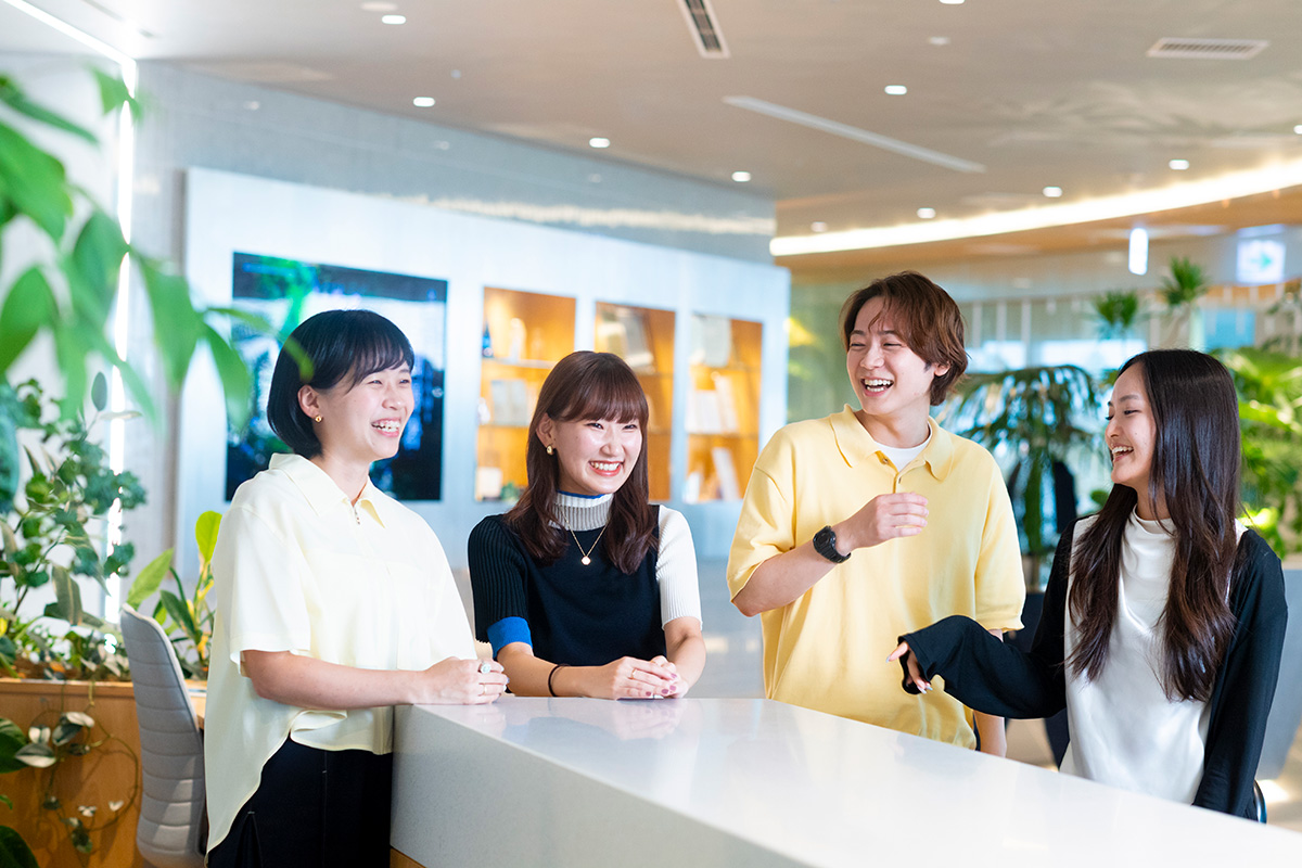 写真：YNGpot.メンバー4名が会話している様子