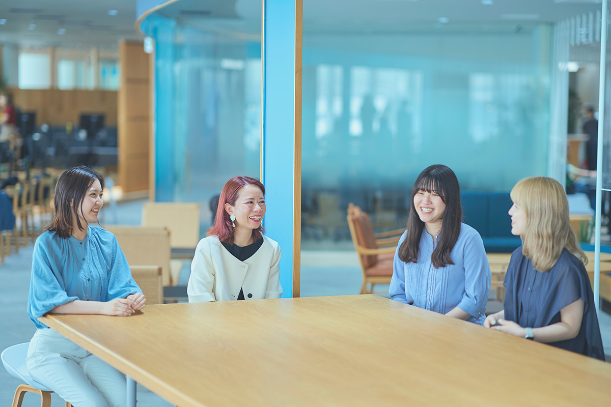 写真：4名が会話している様子